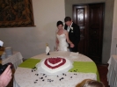 wedding party in artimino Isabella e Brendon cutting Kake
